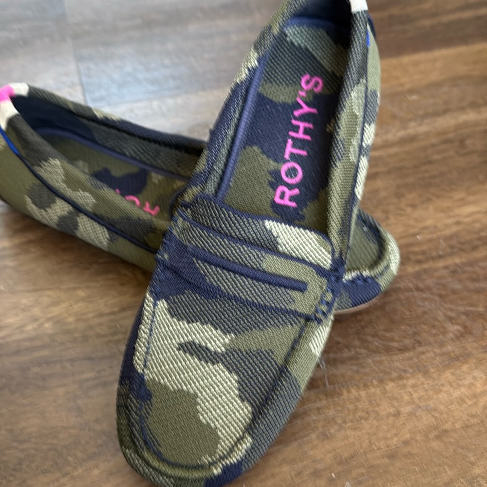 Rothy’s camouflage driver.  Size 7.
